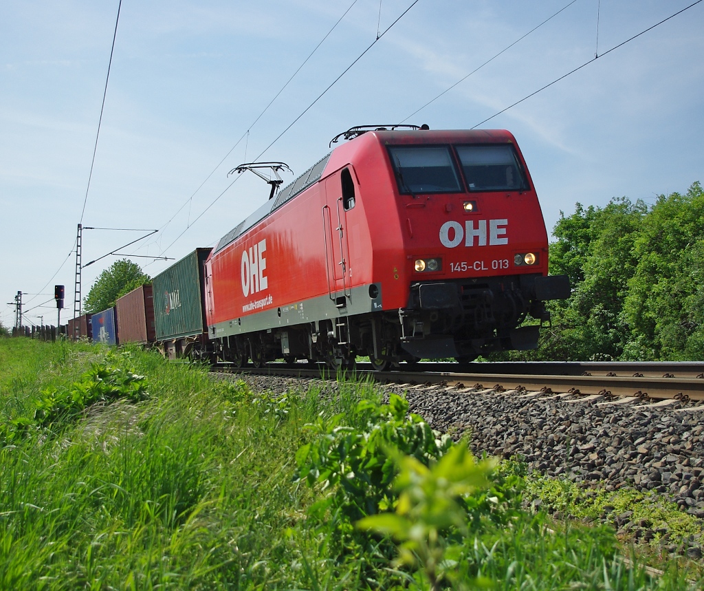 145-CL 013 mit Containerzug in Fahrtrichtung Norden. Aufgenommen am 07.05.2011 zwischen Eichenberg und Friedland(HAN).