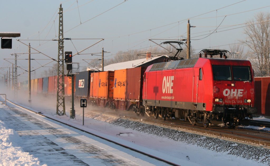 145-CL 013 OHE mit Containerzug am 18.12.2010 in Rathenow