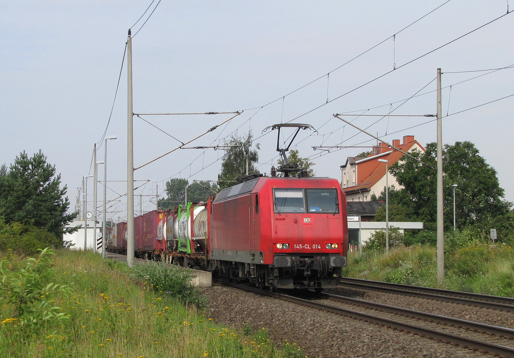 145-CL 014 fuhr am 03.08.2011 mit einem gemichten Gterzug durch Ochtmersleben.