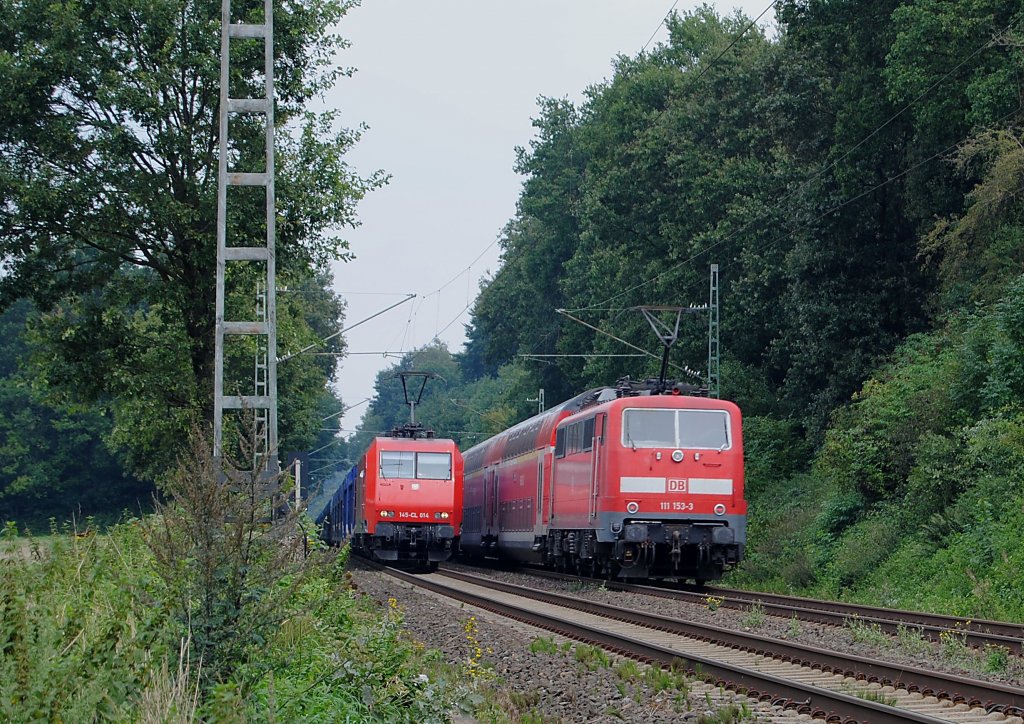 145-CL 014 mit Autotransport ( Fiat ) auf dem Weg nach Aachen West.
111 153-3 als Schublok mit Doppelstockwagen in Richtung Mnchengladbach.
Aufnahme vom 2.9.10