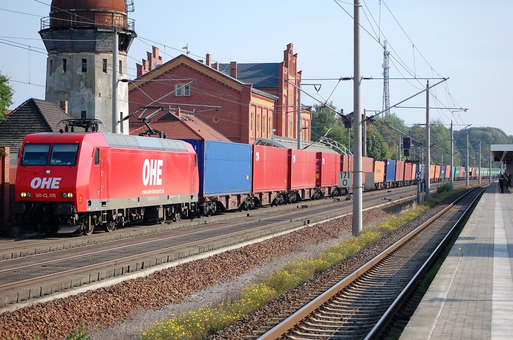 145-CL 015 (145 093-1) im Dienst der OHE mit einem Containerzug in Rathenow in Richtung Stendal. 24.09.2010
