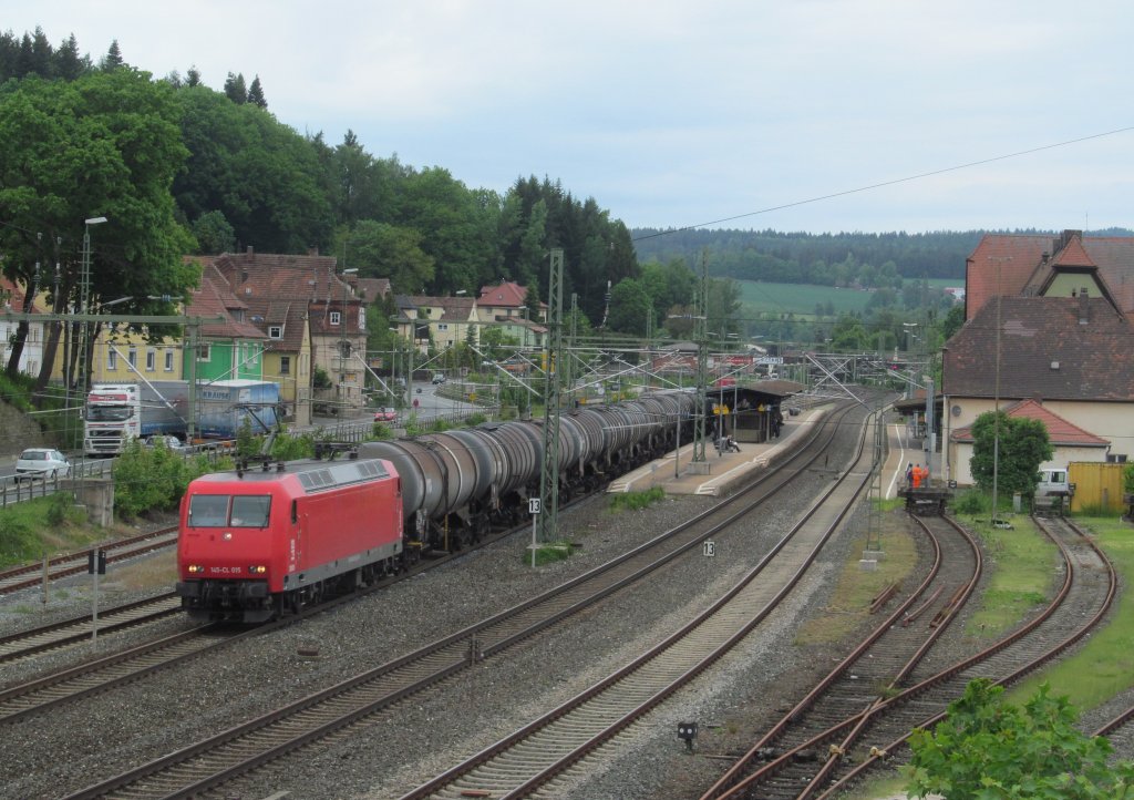 145-CL 015 der HGK zieht am 04. Juni 2013 einen Kesselwagenzug durch Kronach.