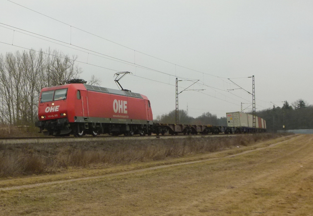 145-CL 015 von OHE ist mit einem Containerzug am 01.03.2012 bei Waghusel