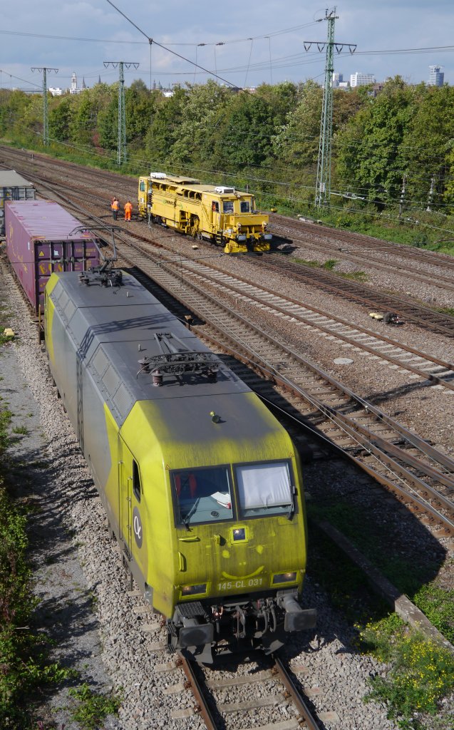 145-CL 031 von Alpha Trains fhrt in den Mannheimer Rbf, whrend eine Unimat-Sprinter Gleisstopfmaschine vollautomatisch ein Gleis bearbeitet. (28.09.12)