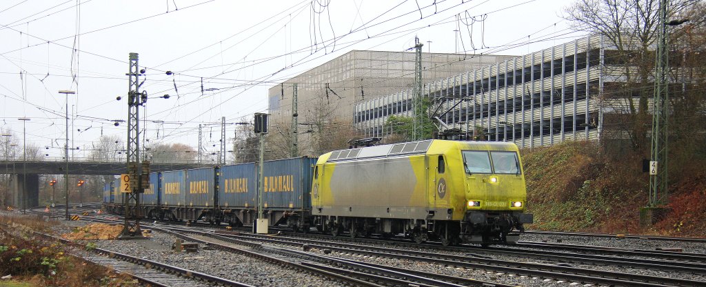 145 CL-031 von Alpha Trains kommt aus Richtung K�ln mit einem Bulkhaul-Ganzzug aus Melzo(I) nach Zeebrugge-Ramskapelle(B) und f�hrt in Aachen-West ein bei Regenwetter am 16.12.2012.