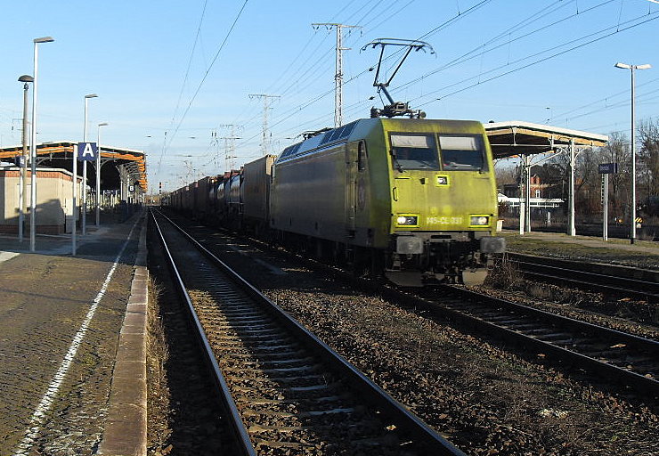 145 CL-031 am 15.01.2012 mit einem Gterzug durch Stendal in Richtung Wolfsburg/Hannover.