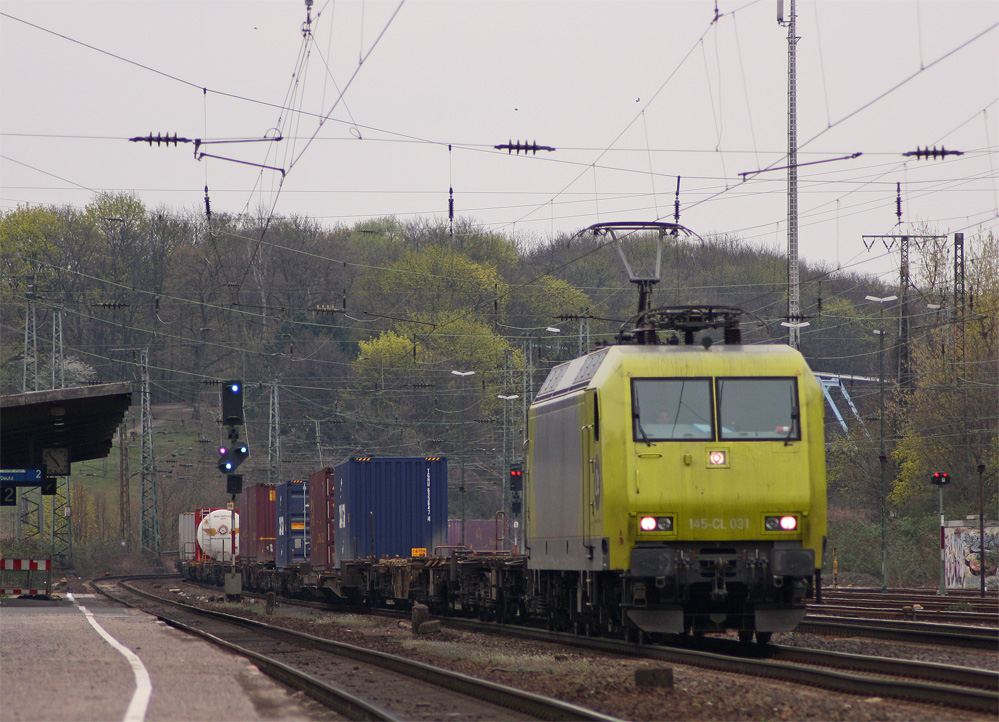 145-CL 031 mit einem Gterzug Richtung Hrth-Kalscheuren bei der Durchfahrt in Kln-West, 26.3.11