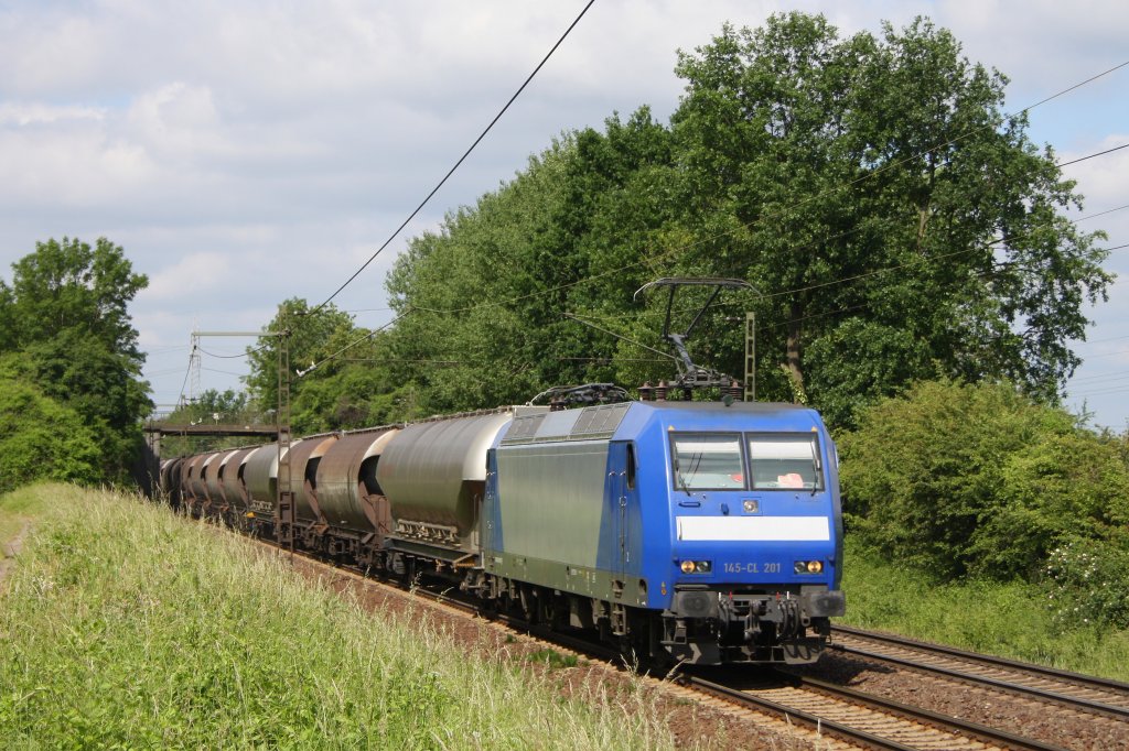 145-CL 201 ist am 03.06.'11 mit einem Silowagenzug in Ahlten unterwegs