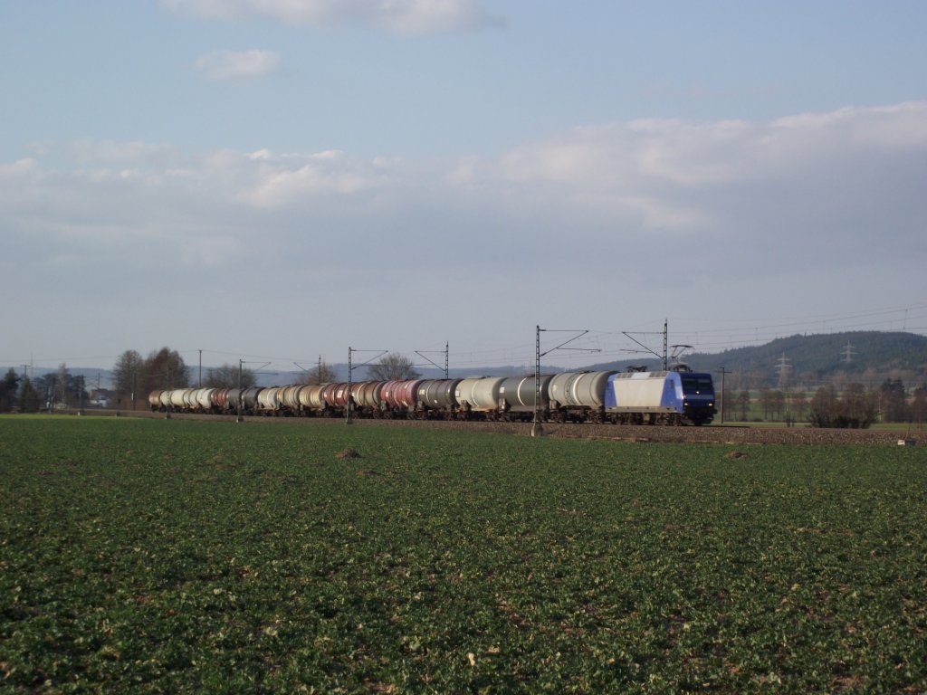 145-CL 202 ist am 27. Mrz 2011 mit einem Kesselwagenzug bei Kronach unterwegs.