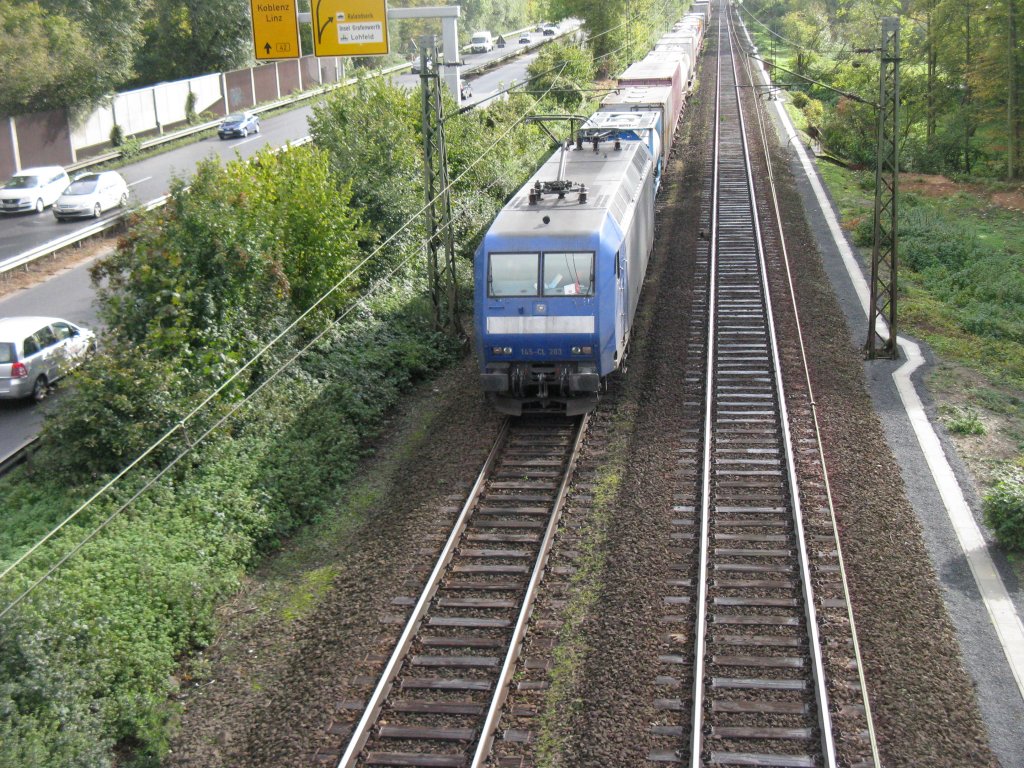 145 CL-203 von Crossrail  kommt mit einen gemischten Containerzug fhrt   durch Bad Honnef auf der Strecke Koblenz-Kn.
20.10.2010