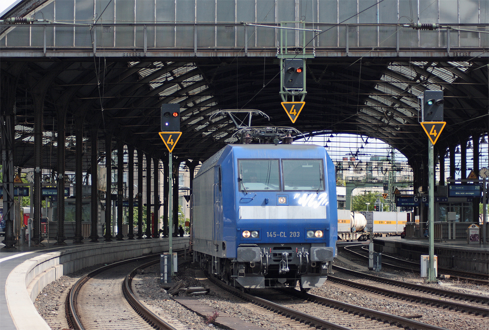 145-CL 203 mit einem Gterzug Richtung Aachen-West bei der Durchfahrt in Aachen Hbf, 11.8.10