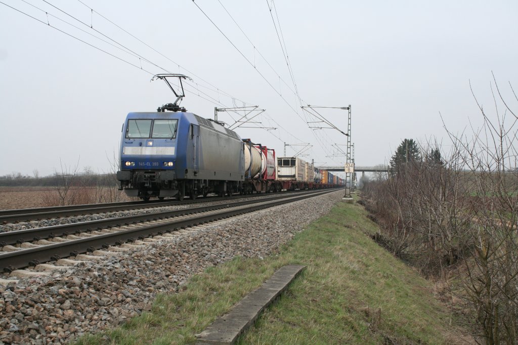 145-CL 203 mit einem KLV-Zug am 27.03.13 bei Hgelheim. Der Zug ist unterwegs Richtung Schweiz.