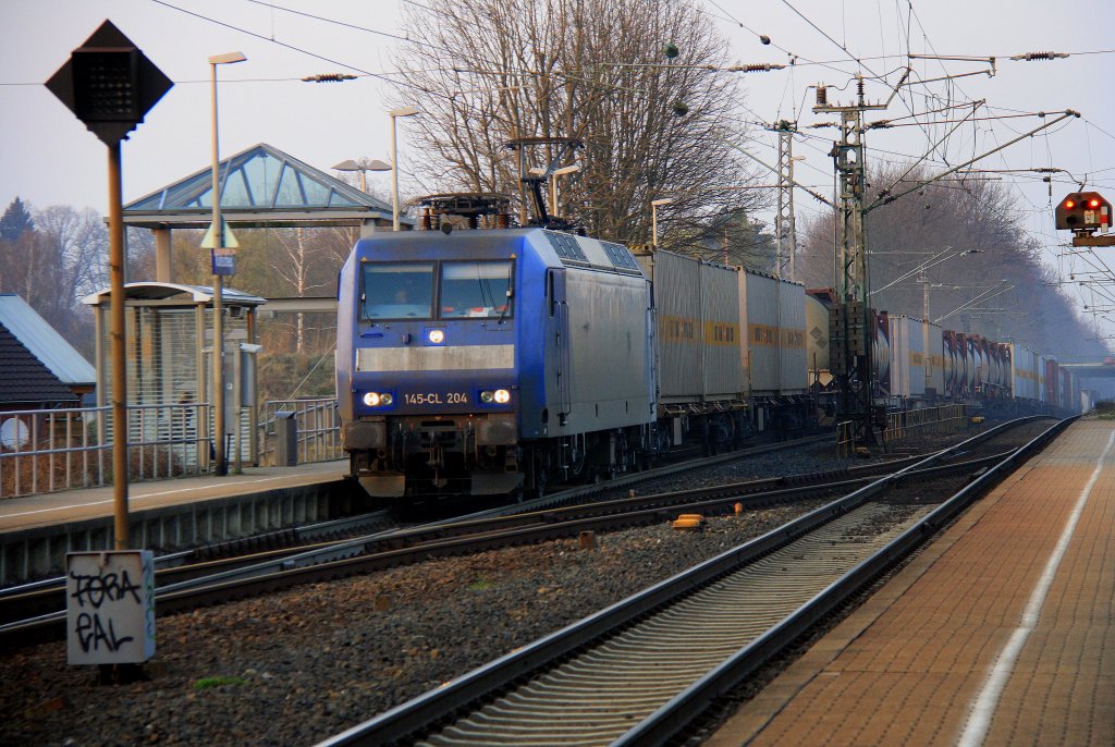 145 CL-204 von Crossrail kommt als Umleiter mit einem Containerzug aus Richtung Herzogenrath nach Aachen-West und f�hrt die Kohlscheider-Rampe hoch.
Aufgenommen bei der Durchfahrt in Kohlscheid bei der Abendsonne. am 21.3.2012.