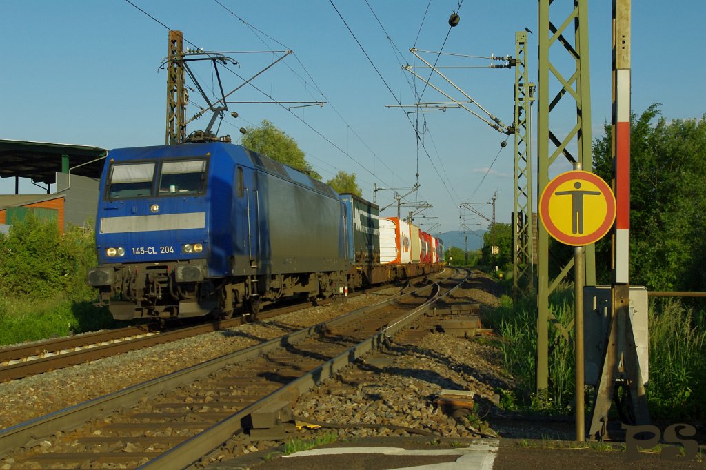 145-CL 204 durcheilt mit einem KLV-Zug im Abendlicht des 6. Juni 2013 den Bahnhof Riegel Richtung Norden