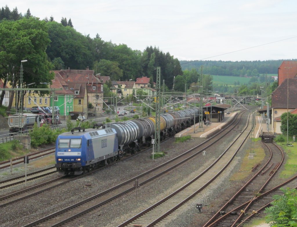 145-CL 205 der RBH zieht am 04. Juni 2013 einen Kesselwagenzug durch Kronach.