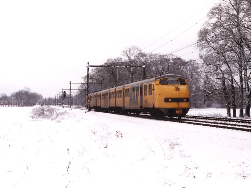 145 mit Regionalzug 7648 Zutphen-Arnhem bei Dieren am 9-2-1999. Bild und scan: Date Jan de Vries.