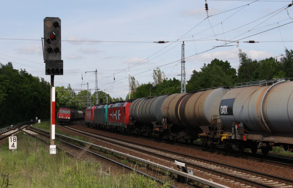 14.5.2012 Zepernick. 3 HGK 185er mit Kesselzug nach Stendell begegnen 155 063 mit einem - frher htte man TEEM gesagt - internationalen Schnellgterzug Richtung Karower Kreuz. Links Hl Ausfahrsignal der S-Bahn nach Bernau.