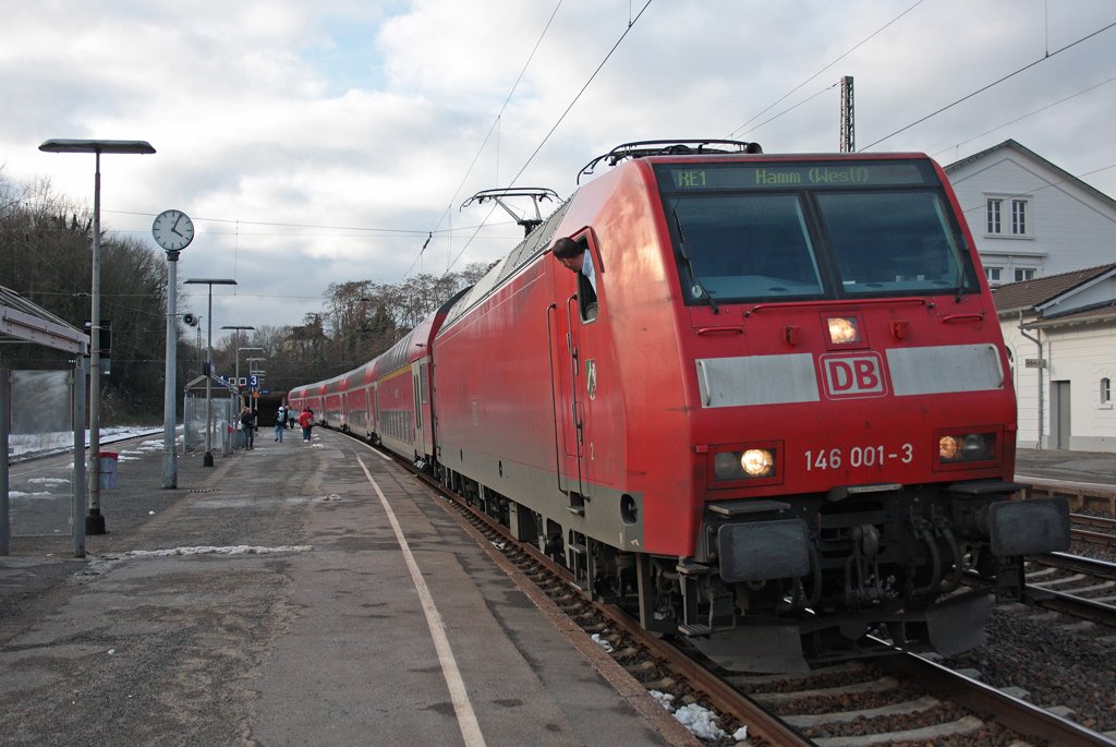 146 001-3 mit dem RE10129 nach Hamm bei der Ausfahrt in Eschweiler Hbf. Gru an den Tf. 21.2.10