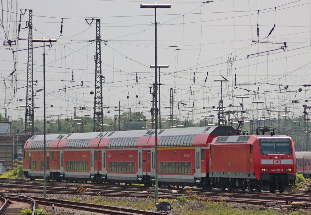 146 001-3 mit der RE2 aus Mnchengladbach nach Mnster (Westf.) bei der Einfahrt in Duisburg Hbf, 24.5.10
