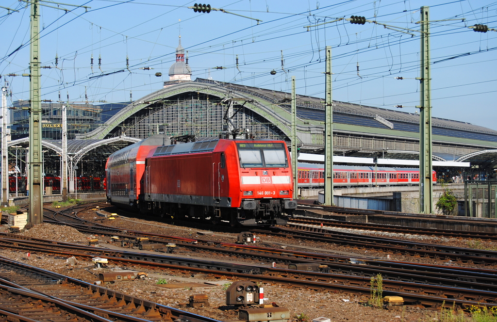 146 001-3 schiebt am 20.August 2011 den RE 5 in den Klner Hauptbahnhof.