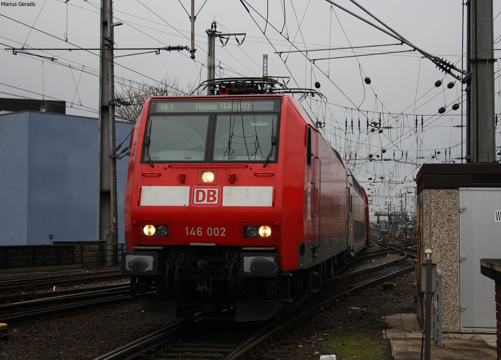 146 002 mit dem RE10121 nach Hamm bei der Einfahrt in den Klner Hbf 27.12.09