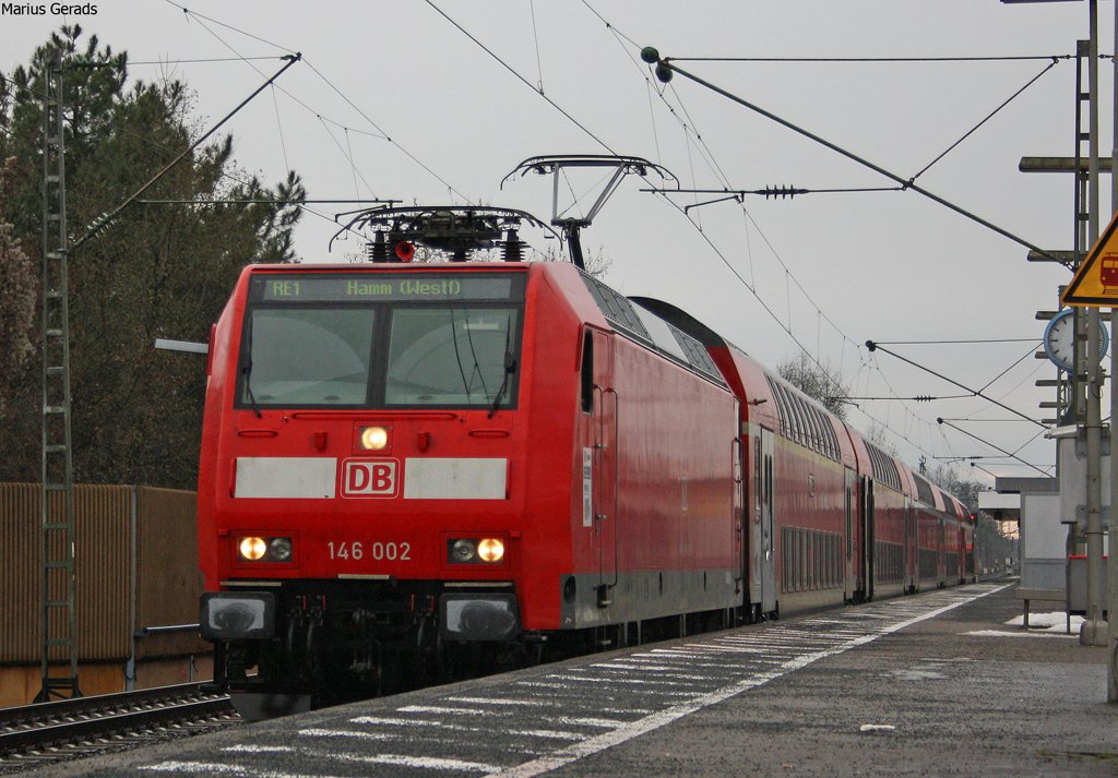 146 002 mit dem RE10121 nach Hamm im Bahnhof Leverkusen Mitte 27.12.09
