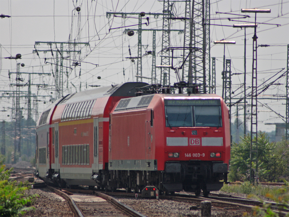 146 003-9 mit der RE2 nach Mnchengladbach Hbf bei der Ausfahrt in Duisburg, 11.7.10