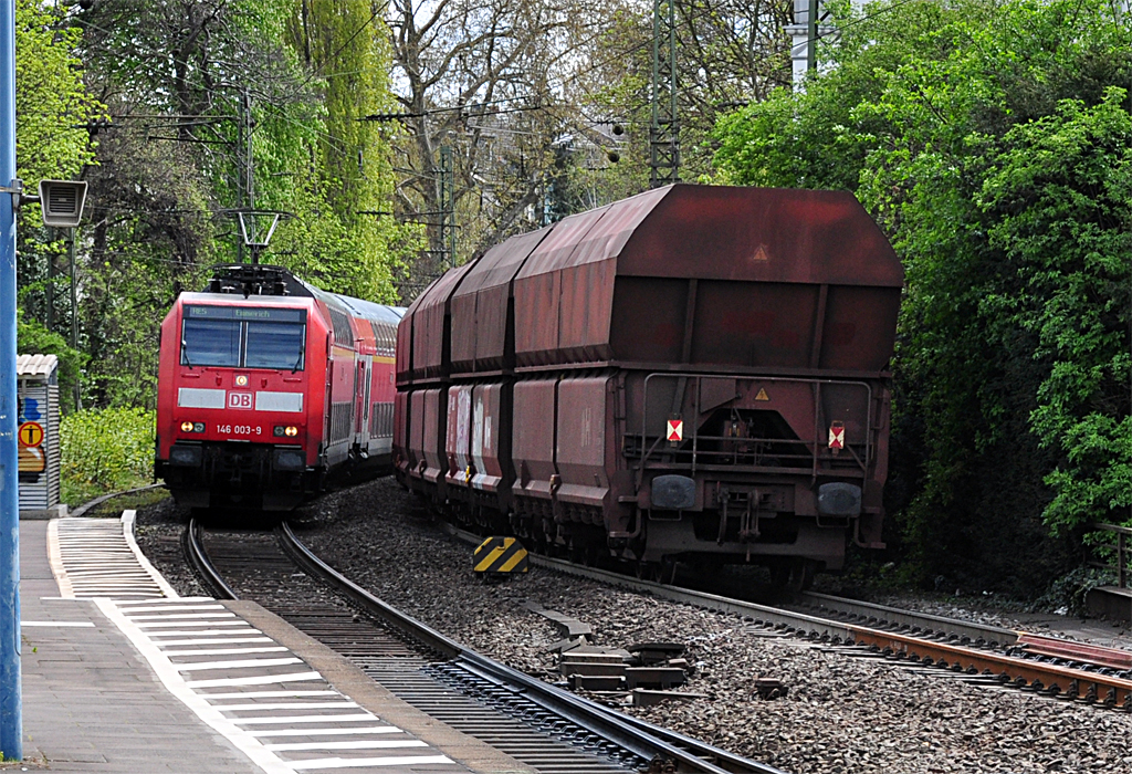 146 003-9 RE5 bei der Einfahrt und G�terzug mit Sch�ttgutwagen bei der Ausfahrt vom Bonner Hbf - 19.04.2012