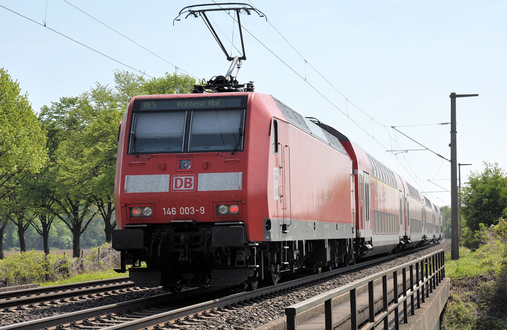 146 003-9 RE5 mit Doppelstockwagen kurz hinter Bf Brhl in Richtung Bonn unterwegs - 28.04.2010