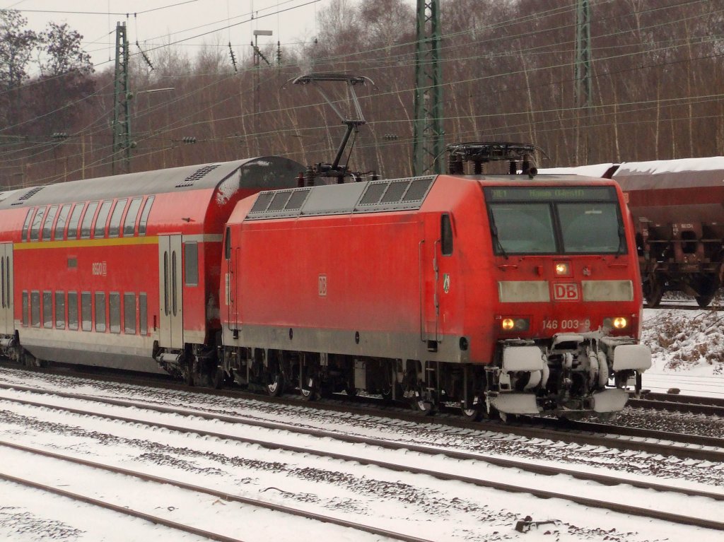 146 003 zieht am 10.01.2010 einen RE 1 in Richtung Hamm (Westf) nahe Hp Bochum-Ehrenfeld.
