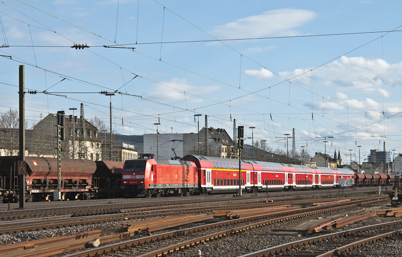 146 004-7 mit dem RE 5 nach Emmerich am 2. April 2010 in Koblenz-Ltzel.