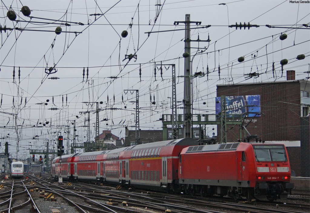146 004 mit dem RE11015 nach Koblenz bei der Ausfahrt aus Kln Hbf 27.12.09