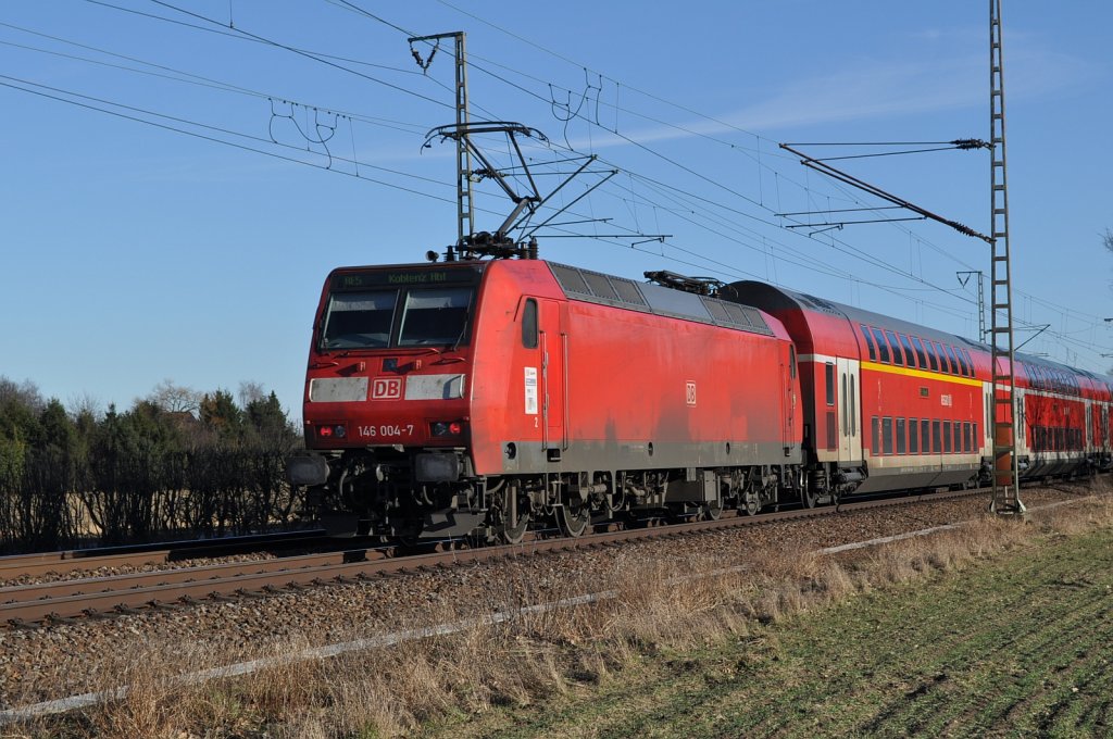 146 004 schiebt den RE 5 nach Koblenz bei Voerde am 07.03.2010