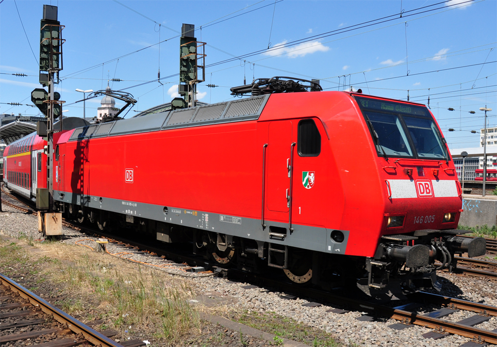 146 005-4 RE1 nach Hamm bei der Ausfahrt Kln-Hbf - 30.05.2011
