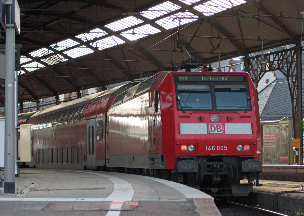 146 005 endet mit dem RE10128 zusammen im Aachener Hbf und zieht den Zug wenig spter wieder Zurck nach Hamm, 19.7.10