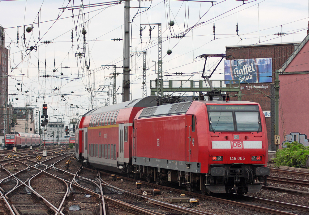 146 005 mit dem RE10120 aus Hamm nach Aachen bei der Ausfahrt in Kln Hbf, 23.7.10