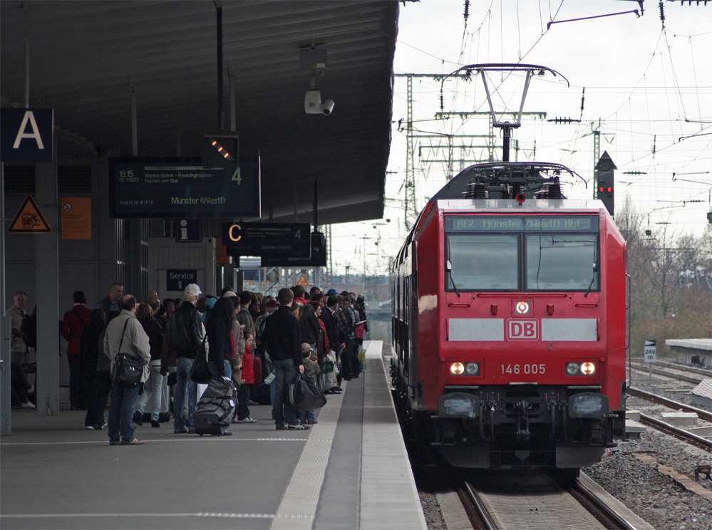 146 005 mit dem RE10223 nach Mnster bei der Einfahrt in Essen Hbf 10.4.10