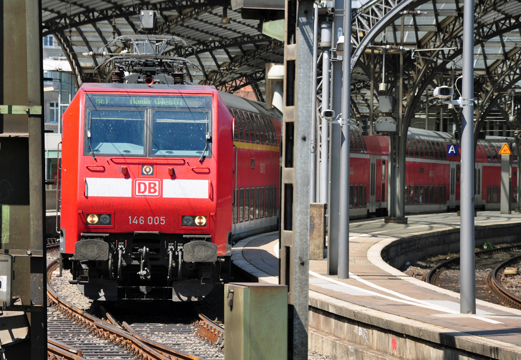 146 005 RE1 nach Hamm,  eingequetscht  zwischen Stahlpfeilern, bei Ausfahrt aus dem Klner Hbf - 30.05.2011