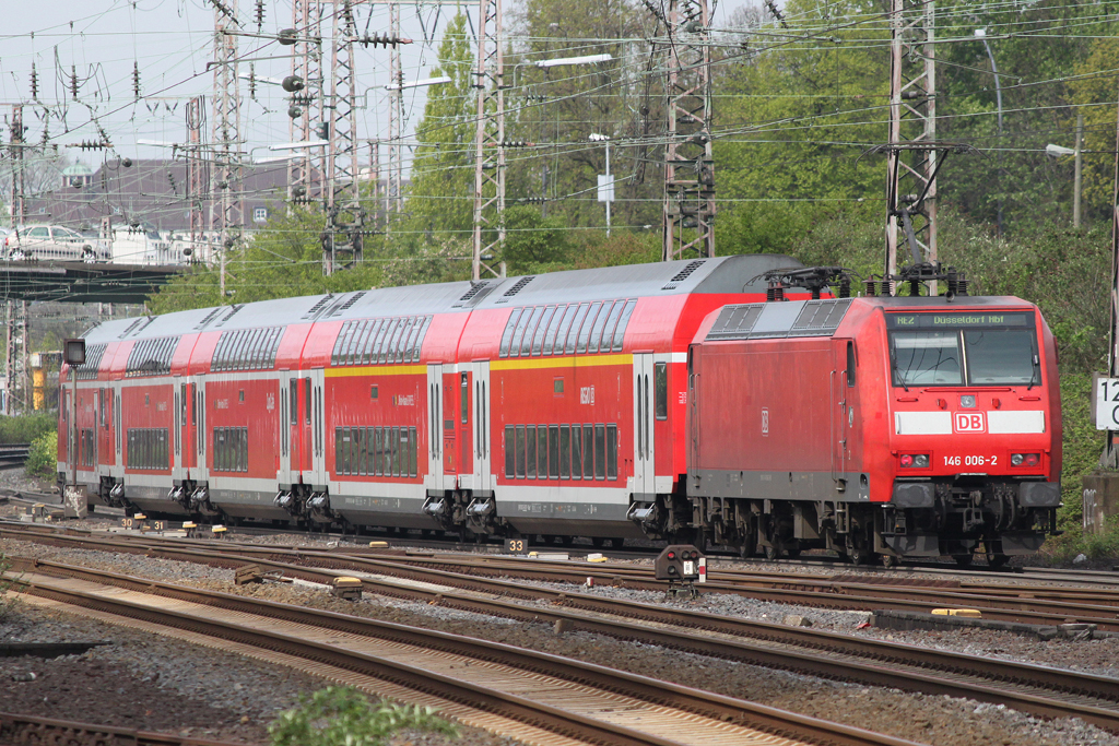 146 006 schiebt am 28.4.12 den RE2 nach Dsseldorf Hbf.Hier in Essen Hbf.