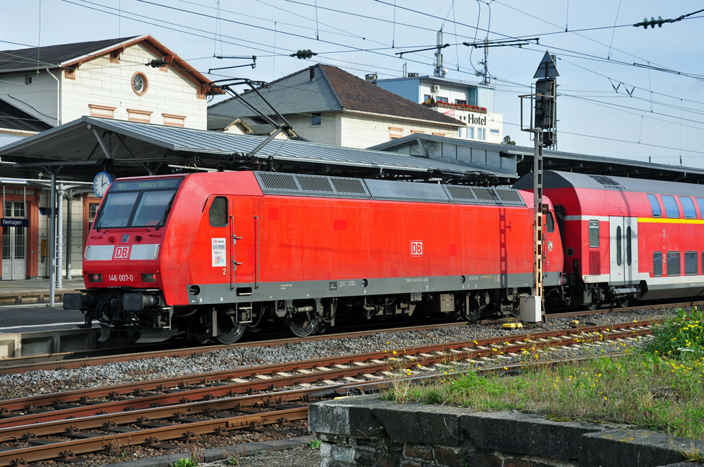 146 007-0 Schiebelok f�r RE 5 nach Koblenz-Hbf im Bf-Remagen - 26.10.2010