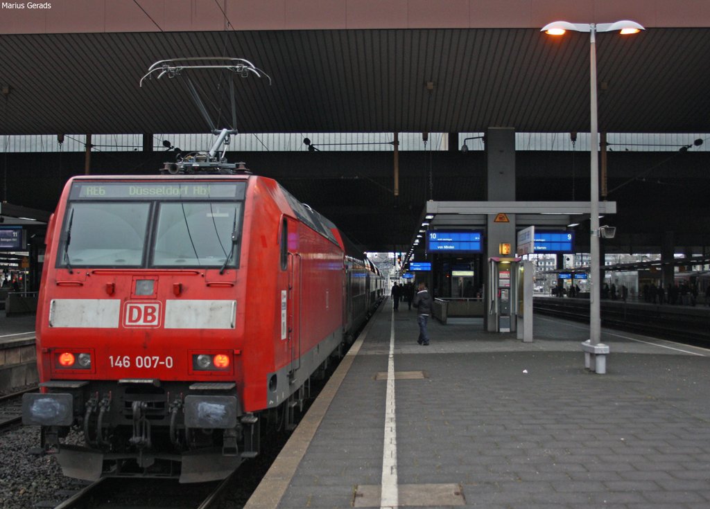 146 007 mit dem RE4318 aus Minden bei der Ankunft in D�sseldorf Hbf 28.12.09