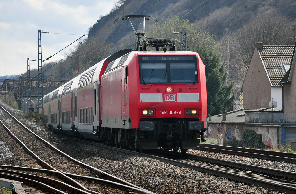 146 009-6, RE 5 nach Emmerich mit Doppelstockwagen bei Brohl am Rhein - 02.04.2010
