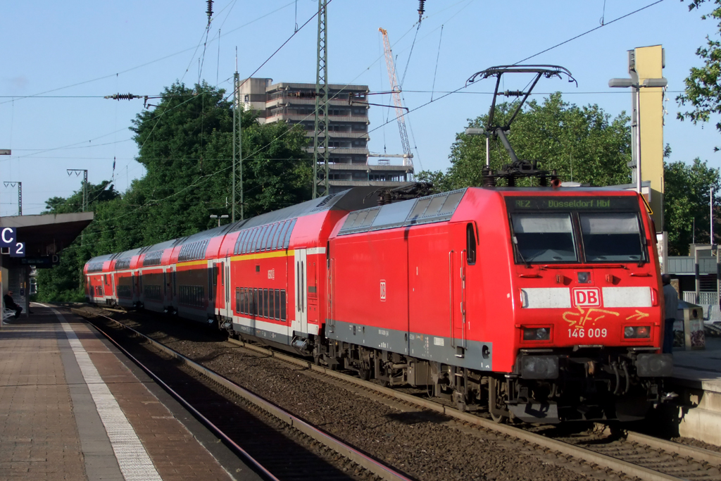 146 009 als Schublok hinter RE 2 nach Dsseldorf in Recklinghausen 2.6.2012