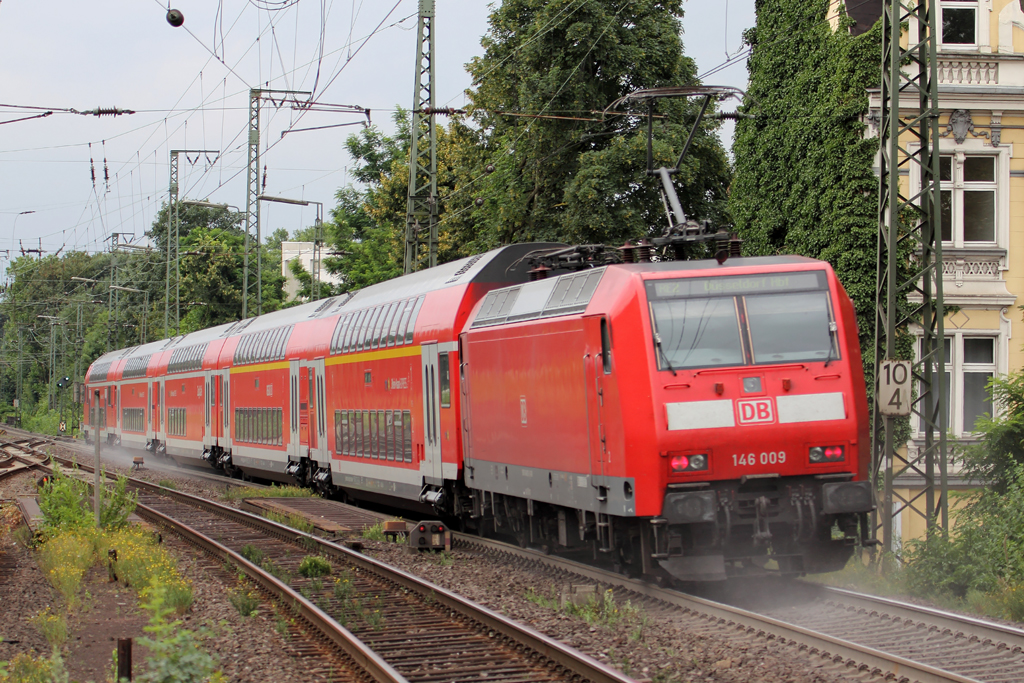 146 009 mit RE 2 nach Dsseldorf Hbf. bei der Ausfahrt aus Recklinghausen 28.7.2013