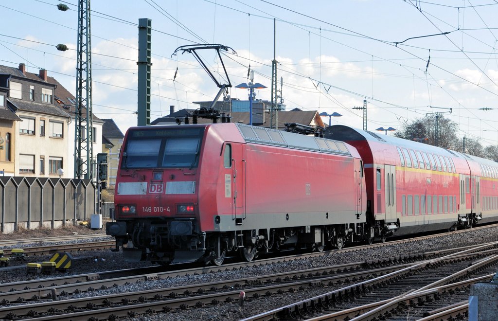 146 010-4 als Schiebelok mit Doppelstockwagen - Einfahrt in den Bhf Remagen - 02.03.2010