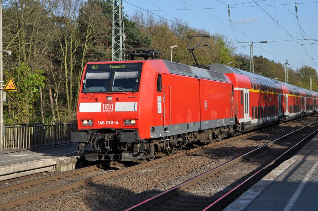 146 010 im Bahnhof Voerde am 22.04.2010 mit dem RE5 nach Emmerich