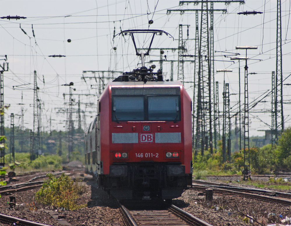 146 011-2 mit der RE6 (4320) aus Minden (Westf.) nach Dsseldorf bei der Ausfahrt in Duisburg Hbf, 3.6.10
