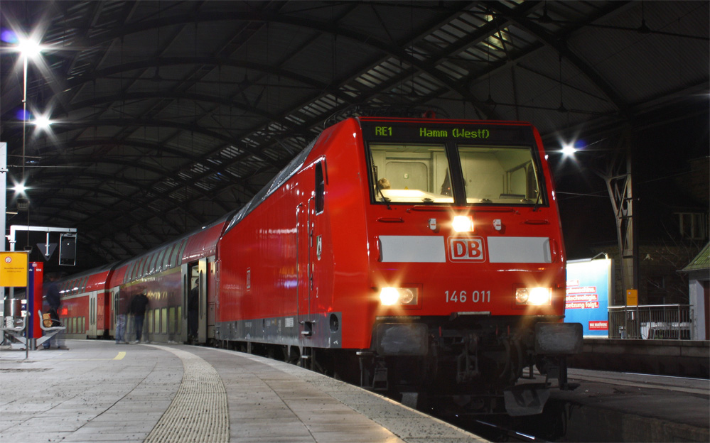 146 011 mit dem RE10141 nach Hamm steht frisch gewaschen in Aachen Hbf, 5.2.11
