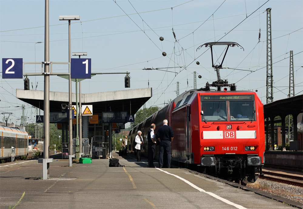 146 012 steht mit dem RE10120 aus Paderborn nach Aachen Hbf in Hamm (Westf.), wegen eines defekten Steuerwagens musste die Lok umsetzen, und der Zug mit +32 Minuten dann seine Fahrt nach Aachen starten, 26.5.11