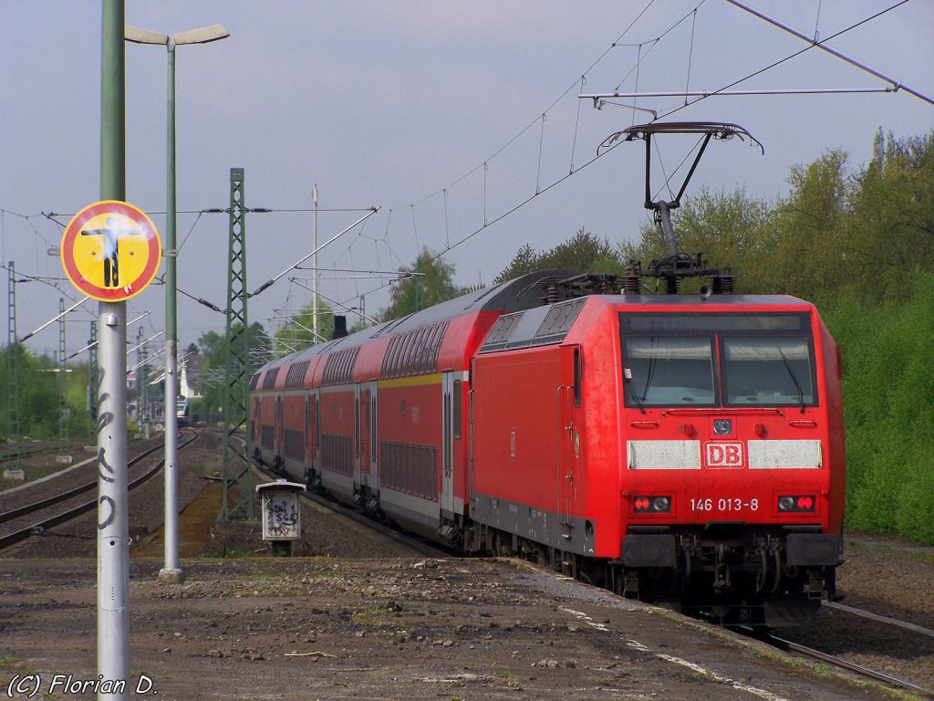 146 013-8 schiebt den RE1  NRW-Express  in Richtung Aachen. Ausfahrt von Wattenscheid am 27.04.2010
